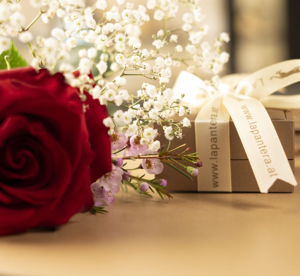 Verpackung mit Blumen La Pantera gift card Geschenkkarte
