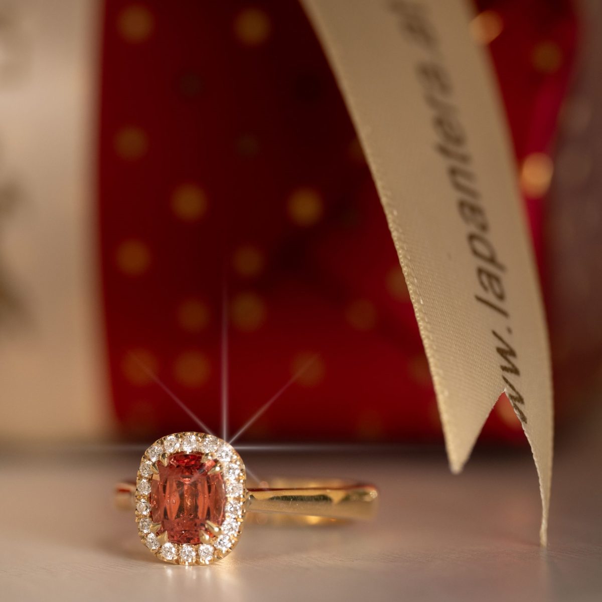 18 kt Gelbgoldring mit Spinell und Brillanten